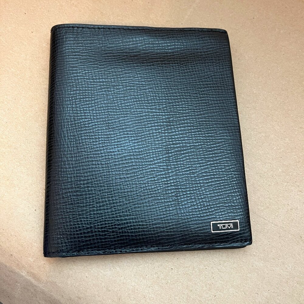 TUMI black leather bifold passport wallet Rfid protected slim profile travel